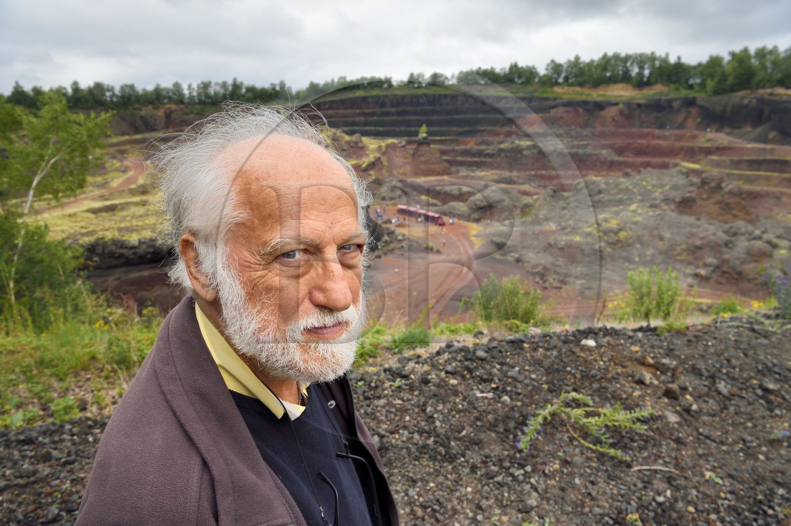 France, Puy-de-Dôme (63), Parc Naturel Régional des Volcans d'Auvergne, Chaine des Puys classée Patrimoine Mondial de l'UNESCO, Saint-Ours-les-Roches, volcan Lemptégy, ancienne carrière devenue site pédagogique ouvert au public, le volcanologue Pierre Boivin