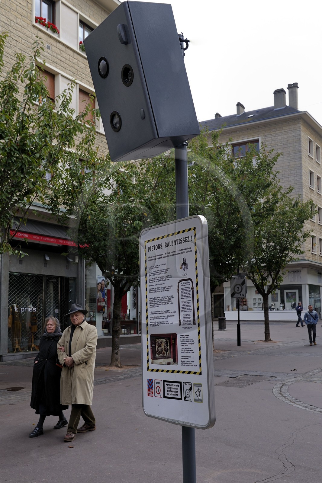 France, Seine-Maritime (76), Rouen, Piétons, ralentissez!, vitesse-limite 3 km h un faux radar doté d'un flash automatique pour piétons a été installé par l'artiste Benoit Thiollent pour inviter les passants à prendre le temps de regarder autour d'eux