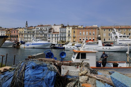 France, Hérault (34), Sète, canal Royal, thonier à quai au pied du Mont Saint-Clair et de l’église décanale saint Louis