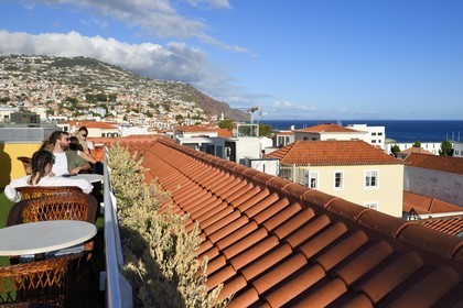 Portugal, Ile de Madère, Funchal, vue sur la ville depuis la terrasse du Sé Boutique Hotel