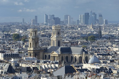 France, Paris (75), Quartier Latin, l'église Saint-Sulpice et le quartier de la Défense en arrière plan