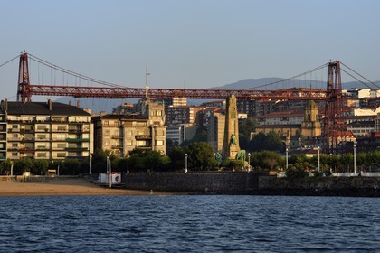 Espagne, Pays basque espagnol, Biscaye, Bilbao, pont transbordeur de Biscaye (Puente de Vizcaya ou Puente Colgante) sur le fleuve Nervion, classé Patrimoine Mondial de l'UNESCO et reliant les deux villes de Portugalete et Getxo, au premier plan le monument à Evaristo de Churruca