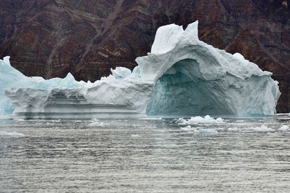 Groenland, cote Nord-Ouest, mer de Baffin, Inglefield Fjord vers Qaanaaq, iceberg formant un arche