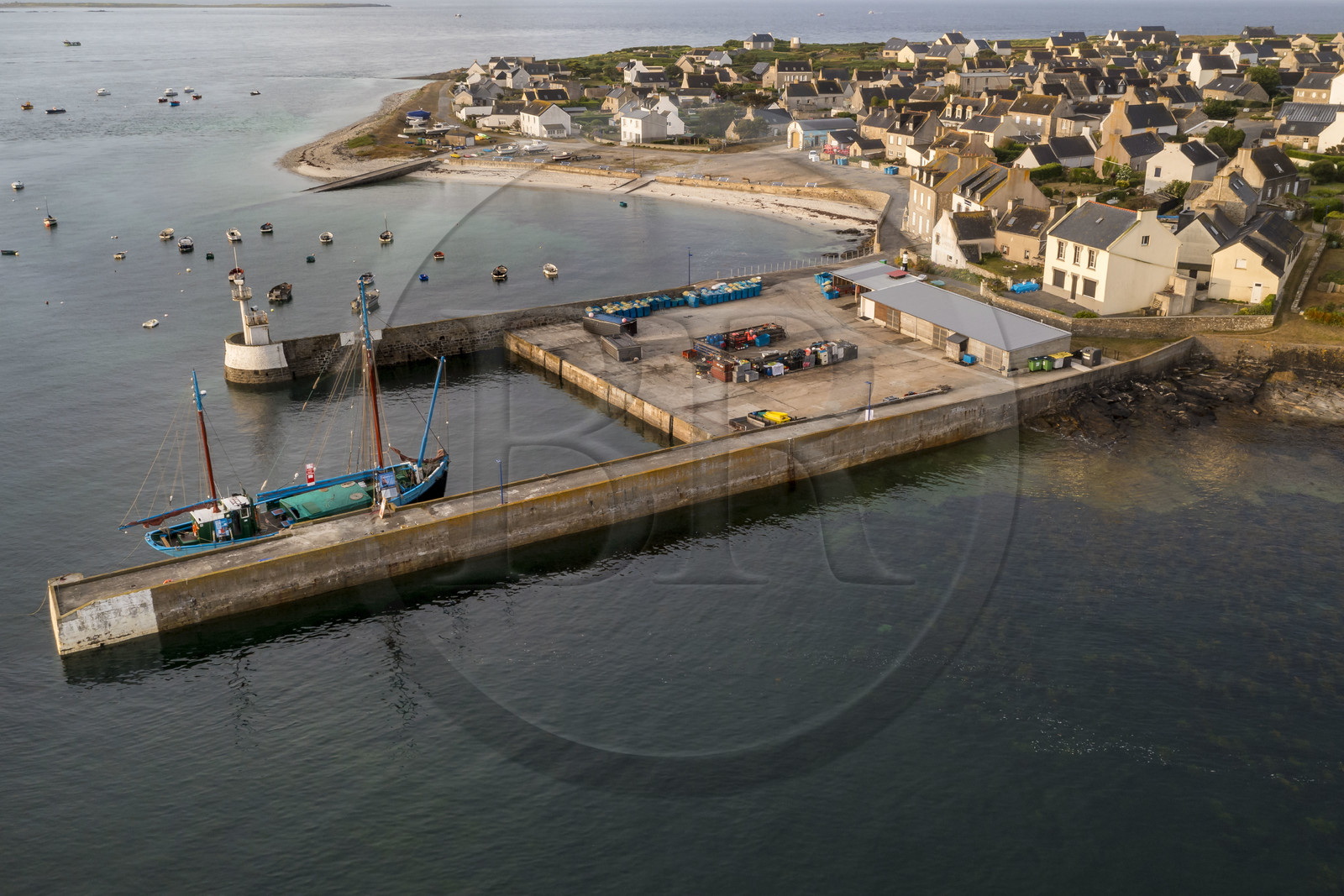 France, Finistère (29), Mer d'Iroise, archipel de Molène, Ile de Molène, le bourg et le navire Notre-Dame de Rumengol ancienne gabare à quai dans le port (vue aérienne)