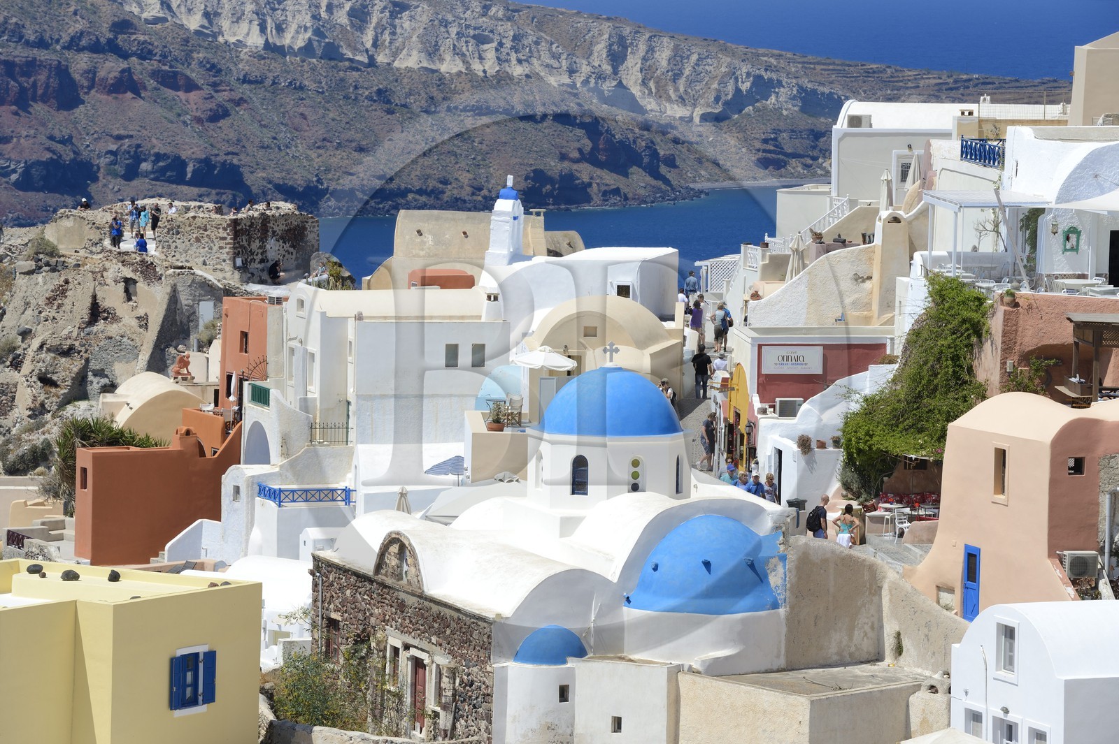 Greece, Cyclades, Aegean Sea, Santorini (Thira or Thera), the village of Oia overlooking the Caldera, the main street