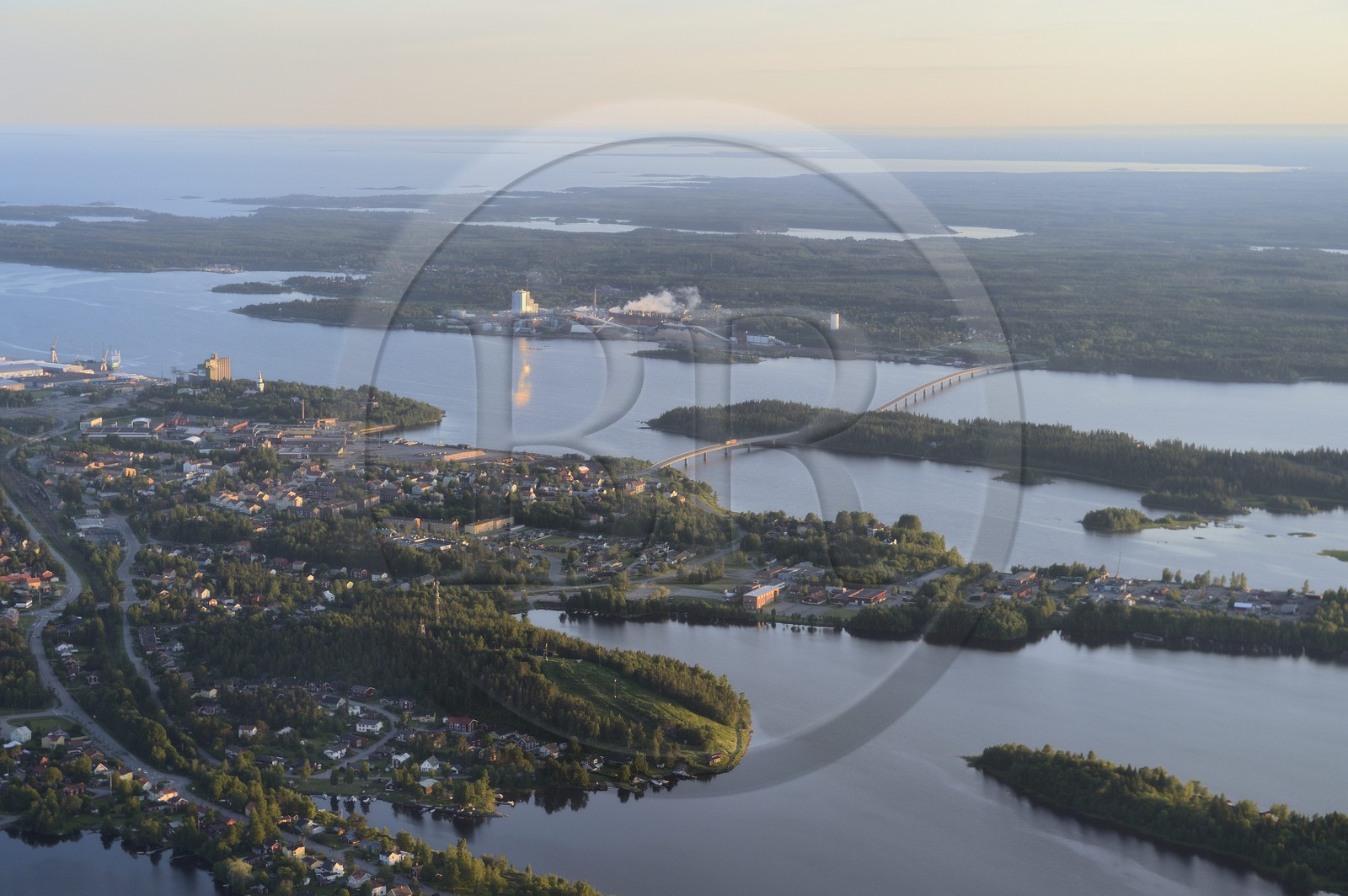 Suède, Comté de Vasterbotten, Holmsund le port maritime de la ville d' Umea (vue aérienne)