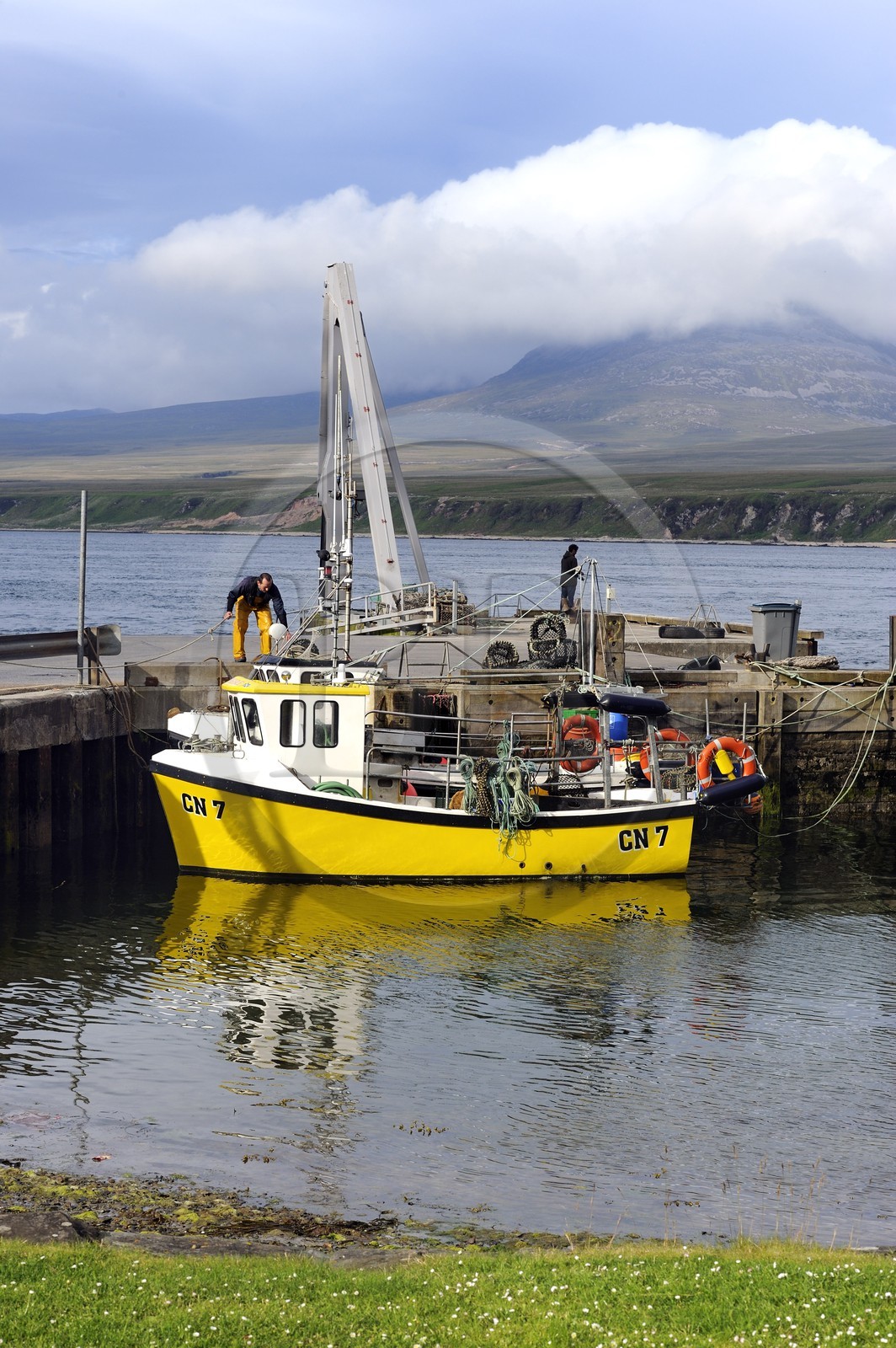 Royaume-Uni, Ecosse, Hébrides intérieures, Ile de Islay, bateau de pêche à Port Askaig et les montagnes de l'île de Jura en arrière plan