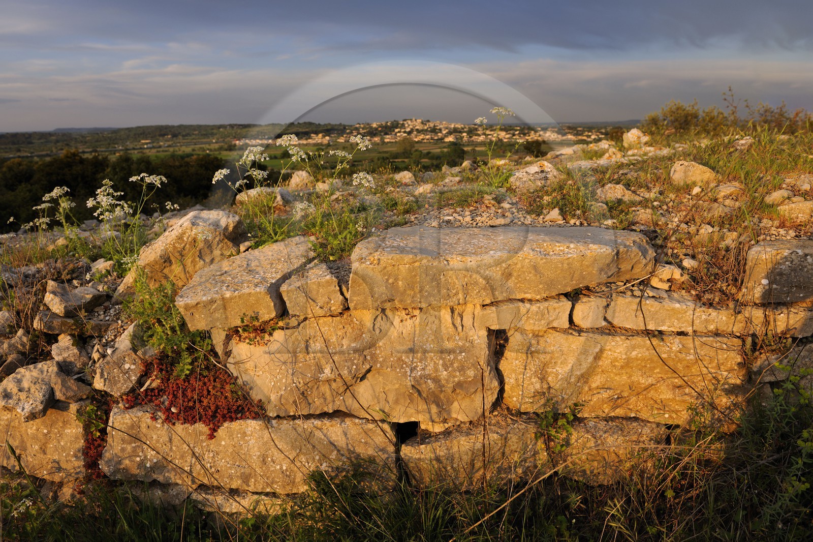 France, Hérault (34), près de Lunel, Oppidum d'Ambrussum ancien oppidum gaulois situé sur la Voie Domitienne (Via Domitia), enceinte du IIIe siècle av. J.-C. dégagée sur 650 mètres et flanquée de vingt-cinq tours