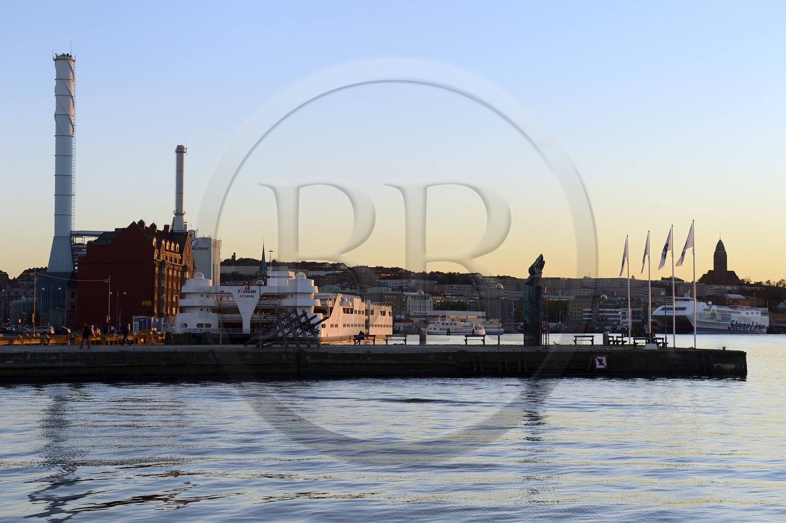 Suède, Västra Götaland, Göteborg (Gothenburg), la jetée de Stenpiren dans le port et le quai de Masthuggskajen