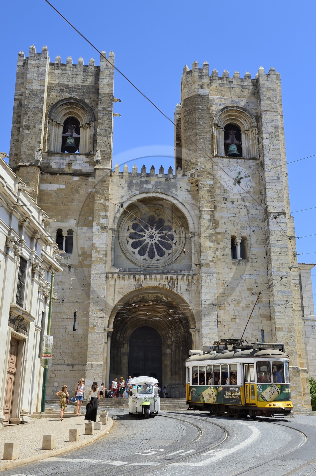 Portugal, Lisbonne, quartier de l'Alfama, tramway le long du Largo da Sé et la cathédrale Se Patriarcal en arrière-plan
