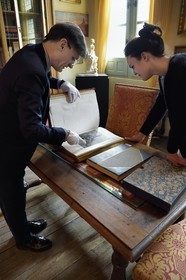 France, Aisne (02), Château-Thierry, Musée Jean de La Fontaine - Ville de Chateau-Thierry, le directeur du pole muséal Nicolas Rousseau et sa directrice adjointe Marie-Mileva Pavlovitch observant le livre des Fables de La Fontaine, édition illustrée (1867, in-folio) par Gustave Doré