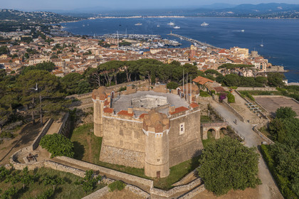 France, Var (83), Saint-Tropez, la citadelle du XVIe siècle qui héberge le musée d'histoire maritime, la ville est en arrière plan (vue aérienne)