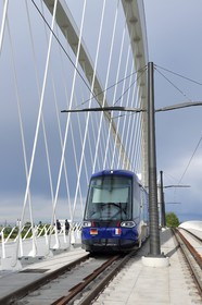 France, Bas-Rhin (67), Strasbourg, le pont piéton, vélo et du tram de la ligne D sur le Rhin reliant Strasbourg à Kehl en Allemagne inauguré le 28 avril 2017 appelé pont Beatus Rhenanus