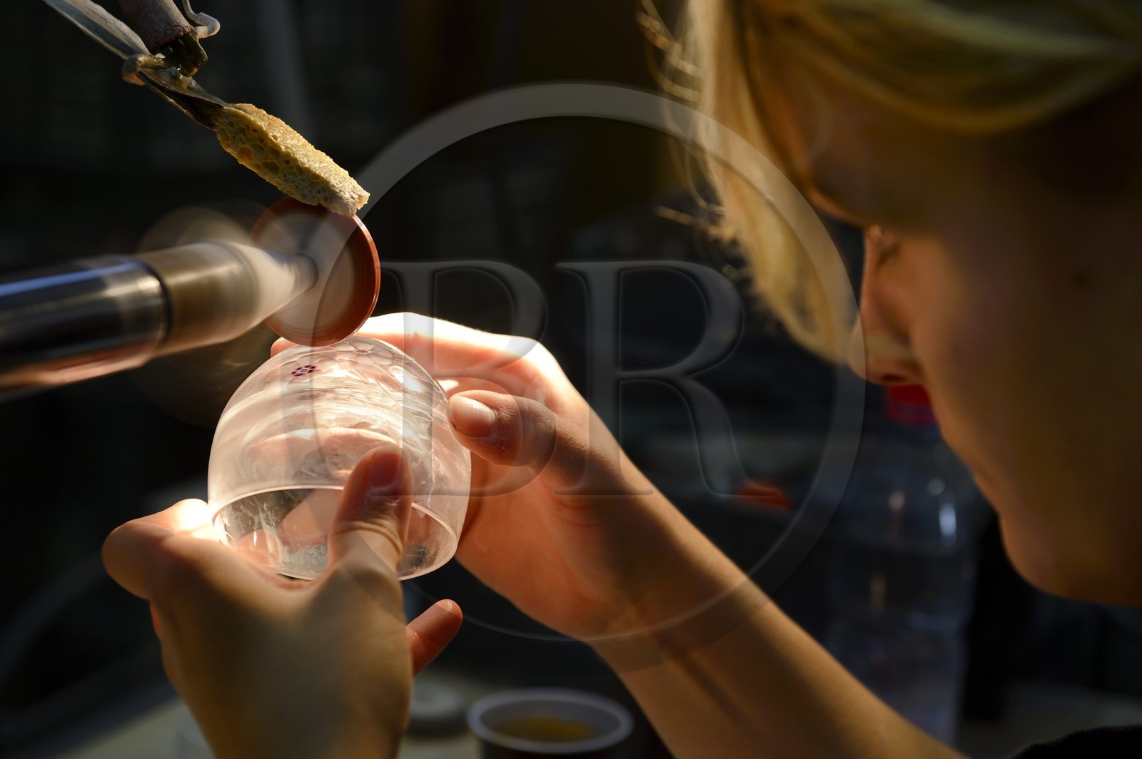 France, Moselle (57), Saint-Louis-les-Bitche, la Cristallerie Saint-Louis, ateliers de taille et de gravure, gravure à la roue
