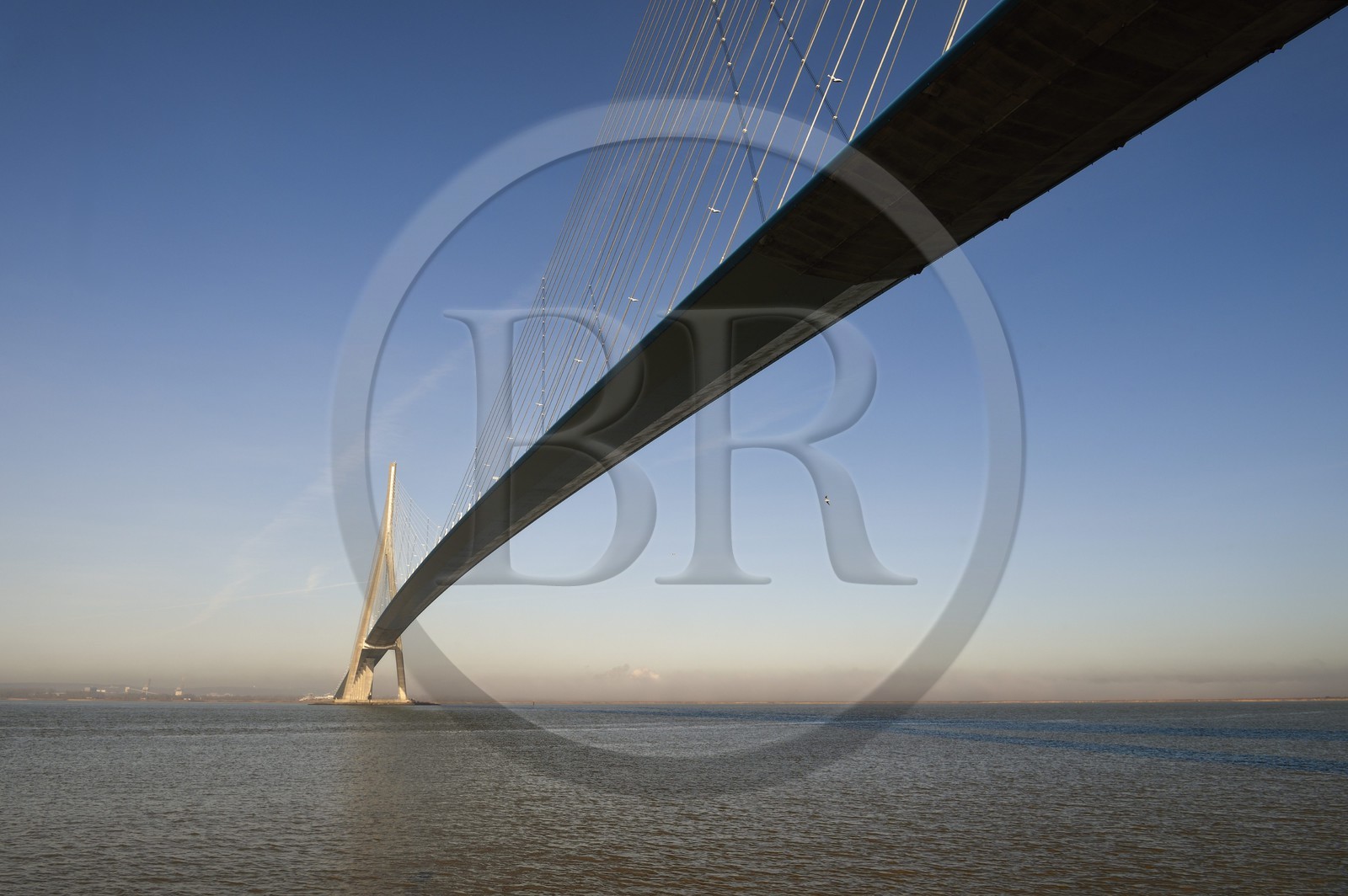 France, entre Calvados (14) et Seine-Maritime (76), le Pont de Normandie, le tablier est en béton précontraint sauf pour sa partie centrale qui est métallique