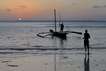 Tanzanie, archipel de Zanzibar, île de Unguja (Zanzibar), côte est, baie de Chwaka vers Michamvi, départ pour la pêche de nuit d'un dhow (boutre traditionnel)