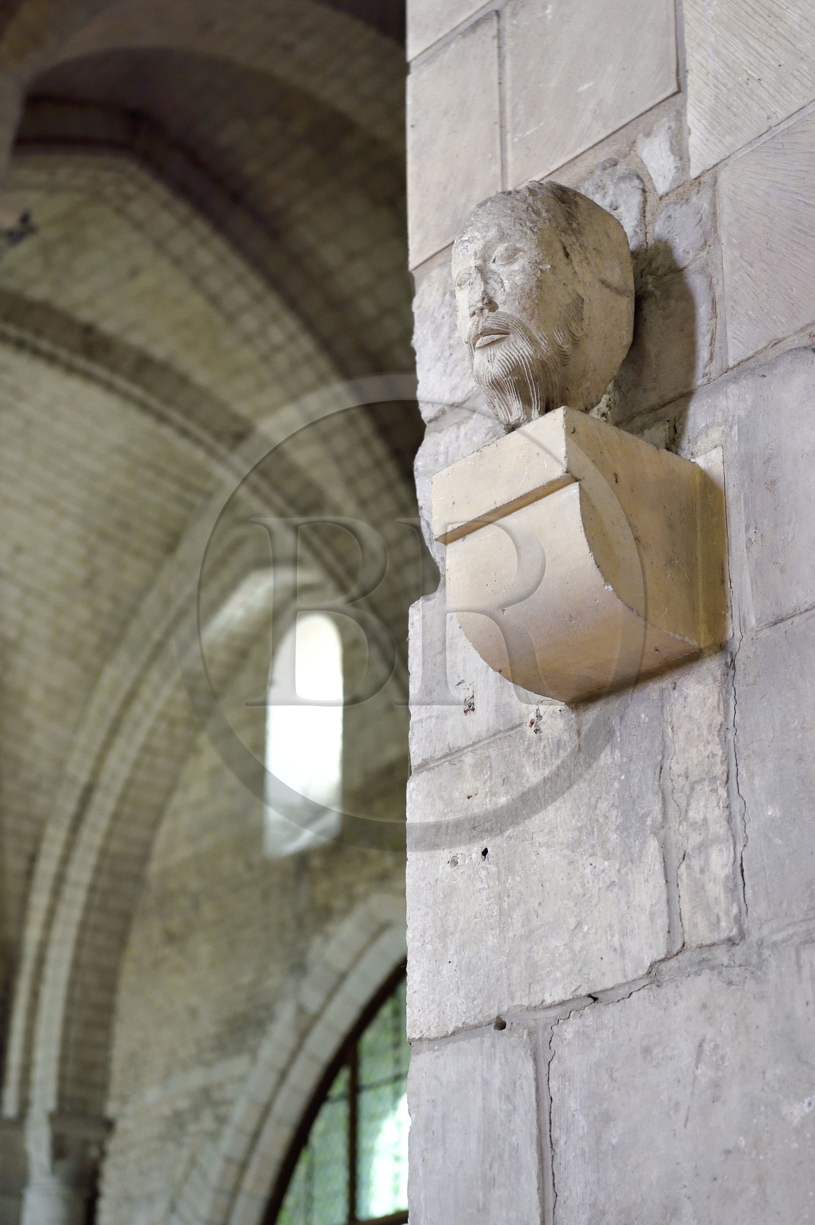France, Charente-Maritime (17),  Saintonge, Saintes, église Sainte-Marie ancienne église abbatiale de l'Abbaye aux Dames, Tête sculptée peut être un apotre (XIIème siècle)
