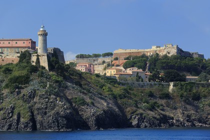 Italie, Toscane, Ile d’Elbe, la forteresse Médicis, le phare de Portoferraio et la maison de Napoléon 1er dans le Palazzina dei Mulini en bordure de la falaise
