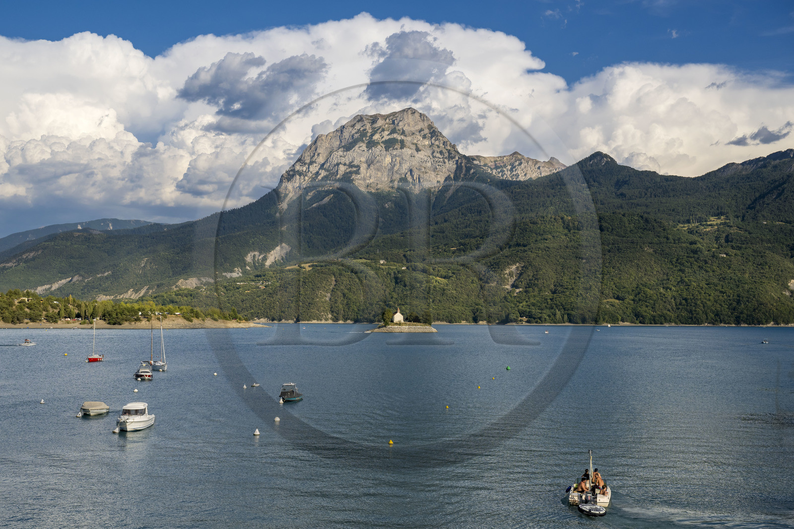 France, Hautes Alpes (05), Chorges, lac de Serre-Ponçon, la baie et la chapelle Saint-Michel, le sommet du Pic de Morgon (2324 m) en arrière-plan