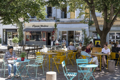 France, Bouches-du-Rhône (13), Arles,  place  Paul Doumer au coeur du quartier de la Roquette