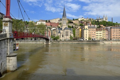 France, Rhône (69), Lyon, site historique classé Patrimoine Mondial de l'UNESCO, Vieux Lyon, quartier Saint-Georges, la passerelle Paul Couturier aussi appelé Saint Georges sur la Saône et l'église Saint Georges
