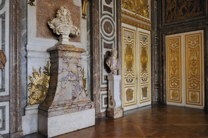 France, Yvelines (78), château de Versailles, classé Patrimoine Mondial de l'UNESCO, les Grands Appartements, salon de Diane, buste de Louis XIV par Bernini dit Le Bernin de 1665