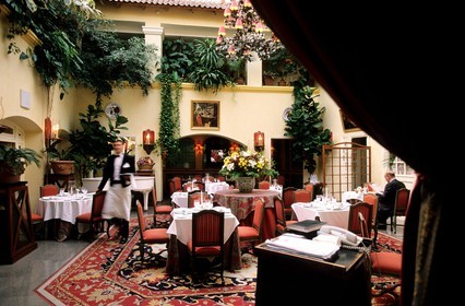 Lituanie (Pays Baltes), Vilnius, hôtel restaurant très réputé Stikliai dans la vieille ville