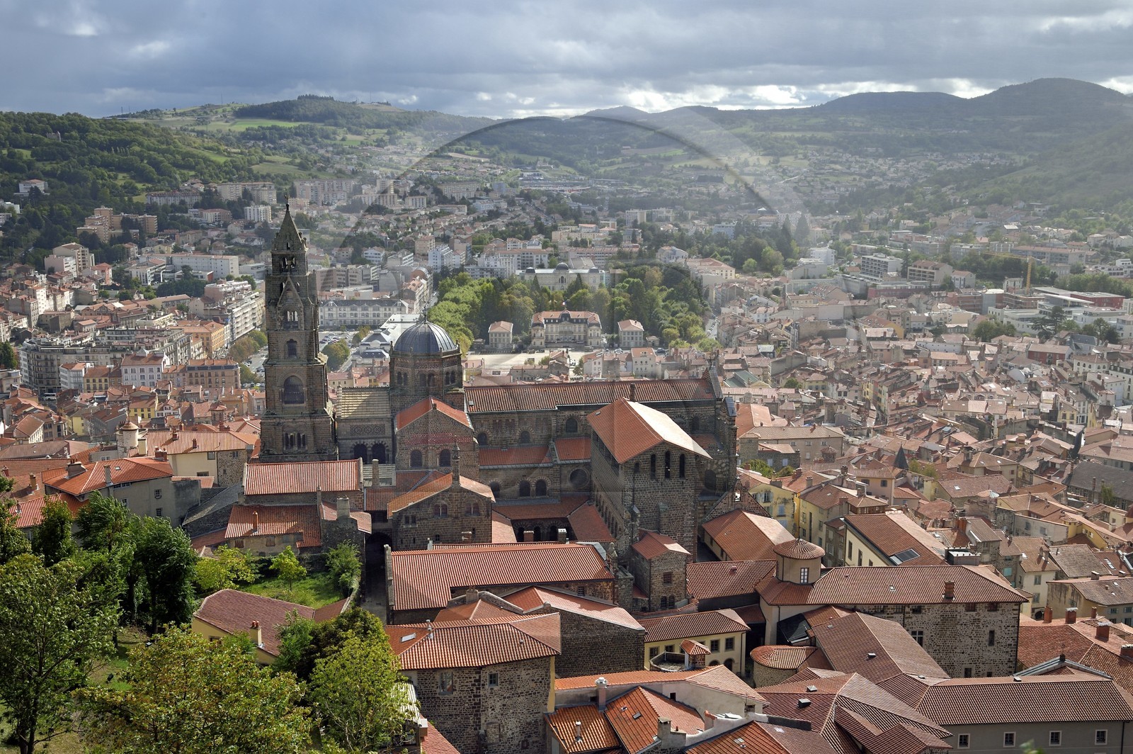 France, Haute-Loire (43), Le Puy-en-Velay, étape des chemins de Compostelle, la cathédrale Notre-Dame-de-l'Annonciation du XIIe siècle classée Patrimoine Mondial de l'UNESCO, sous la bruine et le soleil