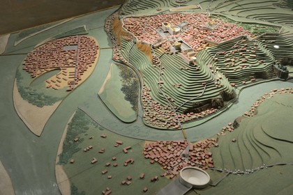 France, Rhône (69), Lyon, site historique classé Patrimoine Mondial de l'UNESCO, colline de Fourvière, musée gallo-romain de Fourvière, la maquette du site antique vu vers le sud avec le quartier gaulois avec son amphithéâtre sur les pentes de la Croix Rousse actuelle au premier plan et la ville haute Lugdunum, le théâtre et l'odéon côte à côte, le cirque à l'extérieur à l'arrière-plan