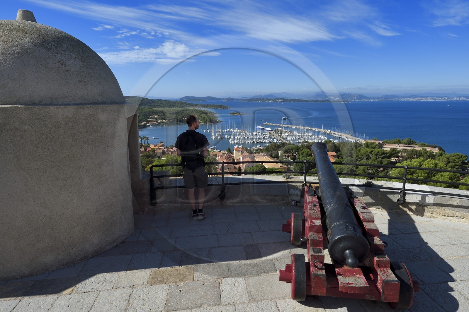 France, Var (83), Iles d'Hyères, parc national de Port Cros, Ile de Porquerolles, le village et le port de Porquerolles vus depuis le chateau Sainte-Agathe