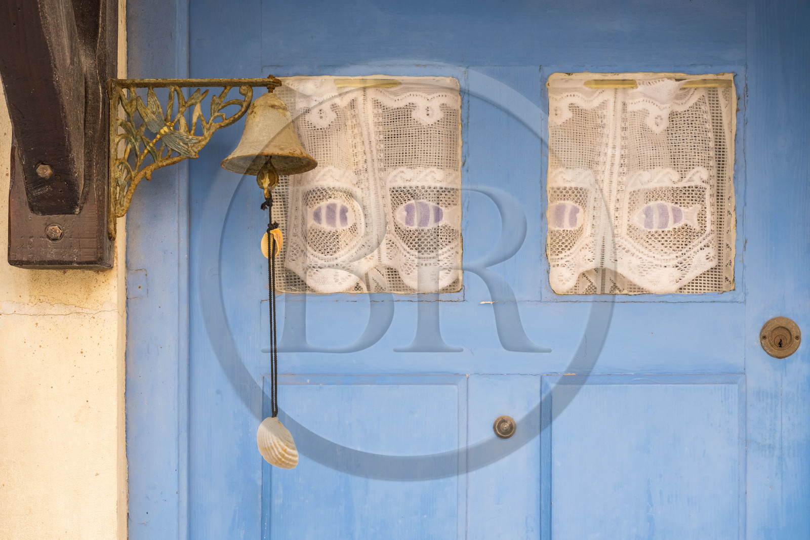 France, Hérault (34), Sète, le Quartier Haut, porte de maison et cloche dans la rue des députés