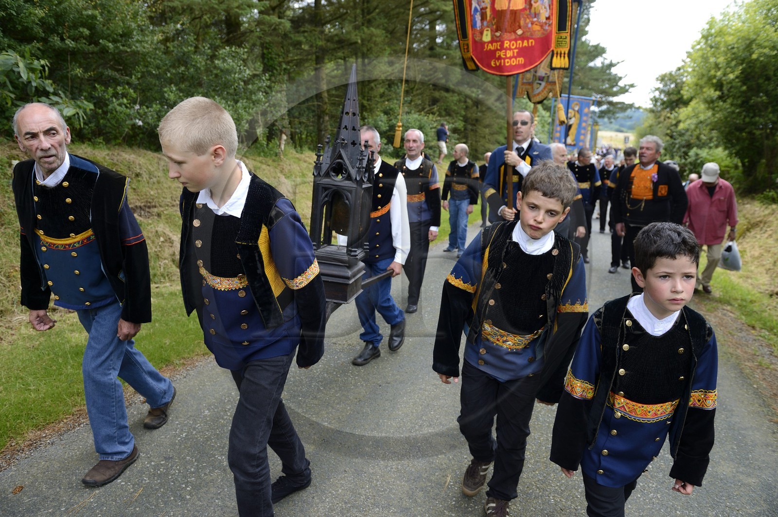 France, Finistère (29), Locronan, procession de la petite Troménie, les enfants ont en charge le transport de la cloche de Saint Ronan