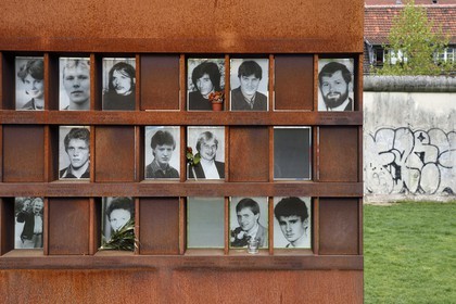 Allemagne, Berlin, Bernauer Strasse, Mémorial du Mur de Berlin (Gedenkstätte Berliner Mauer), das Fenster des Gedenkens (la fenêtre du Souvenir) où les victimes du Mur sont honorées avec leur nom et une photo-portrait