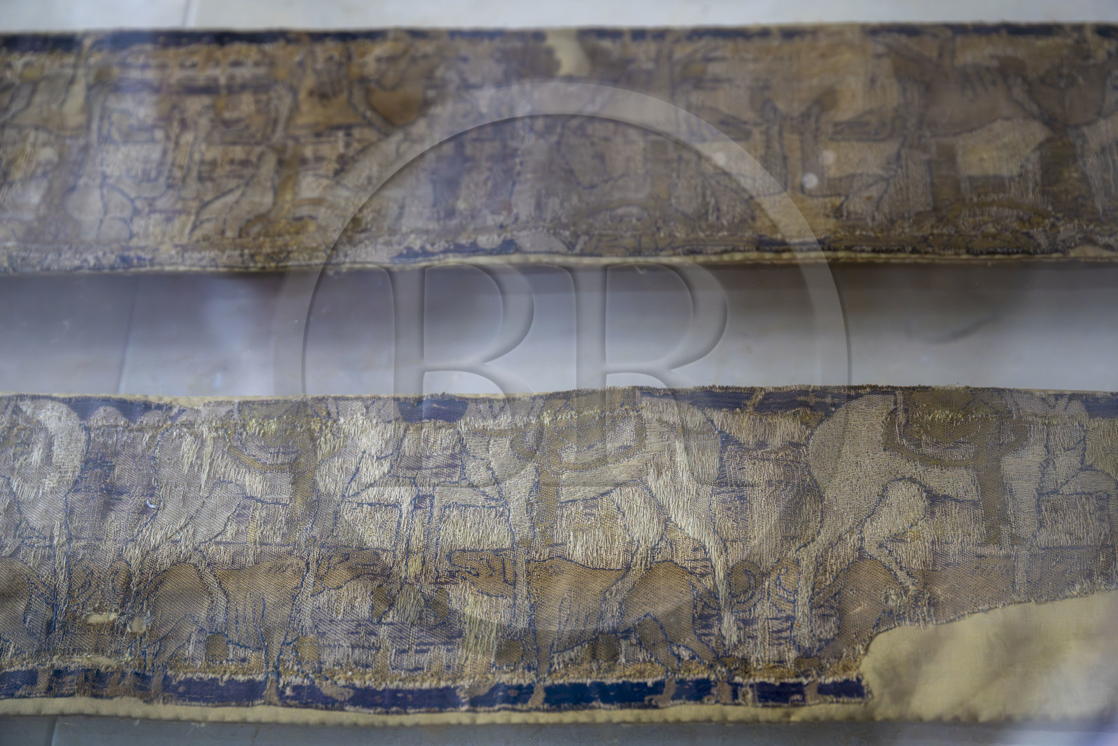 France, Finistère (29), Iles du Ponant, Ile de Batz, l'église Notre-Dame-du-Bon-Secours dans le Bourg, étole dite de Saint Paul Aurélien, tissu oriental en soie du VIIIème siècle