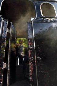 France, Alpes-Maritimes (06), Puget Théniers, locomotive en chauffe, Luc Cabouret bénévole du G.E.C.P. qui restaure et exploite le Train des Pignes, aujourd'hui aide chauffeur
