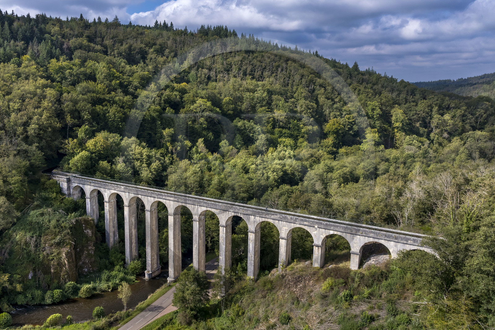 France, Nievre, Regional Natural Park of Morvan, Montreuillon, Montreuillon aqueduct bridge built in 1841, 33 m high and 152 m long with 13 arches 8 m wide, along the Rigole d’Yonne which draws water from the Yonne at Lake Pannecière and feeds the Nivernais Canal (aerial view)
