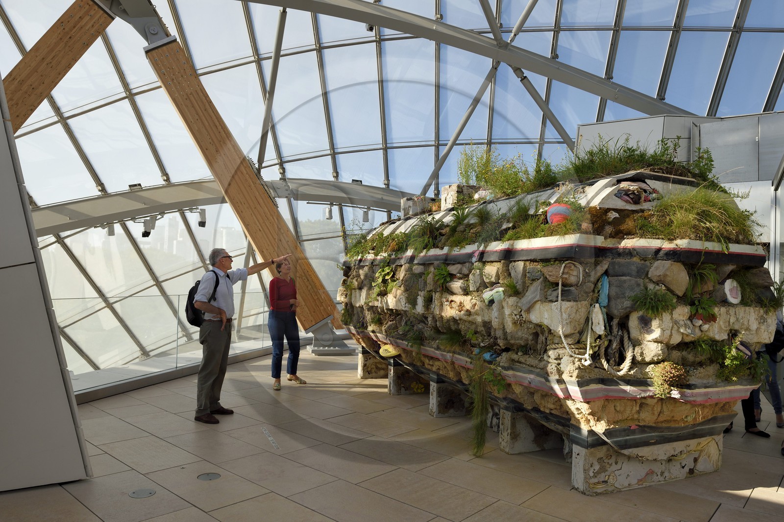 France, Paris (75), la Fondation Louis Vuitton de l'architecte Frank Gehry,  Where the Slaces Live (2014) sculpture de Adrian Villar Rojas (Demande d'autorisation nécessaire avant publication)