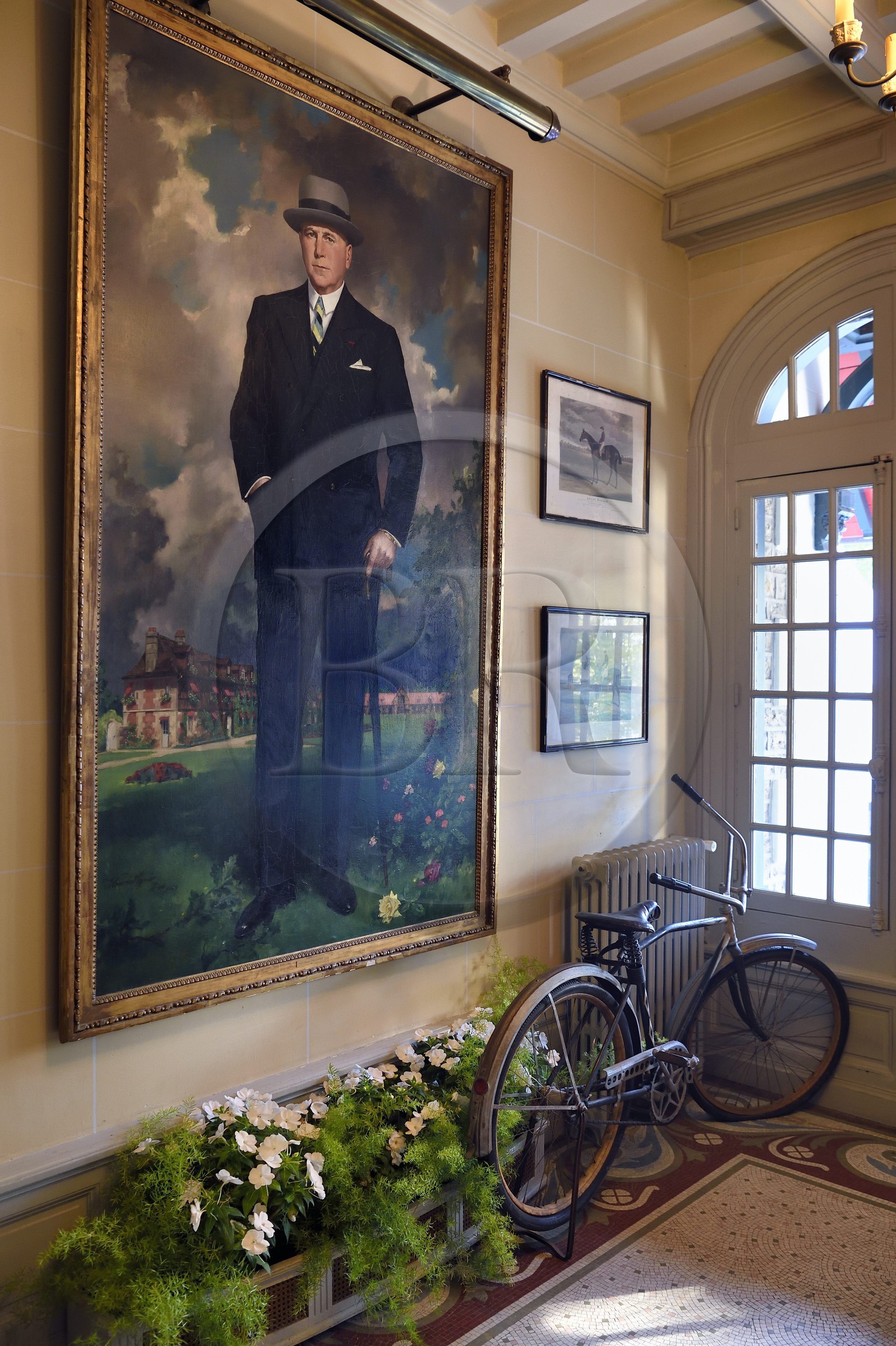 France, Calvados (14), Pays d'Auge, Deauville, la villa Strassburger, portrait de Ralph Strassburger dans le hall d'entrée