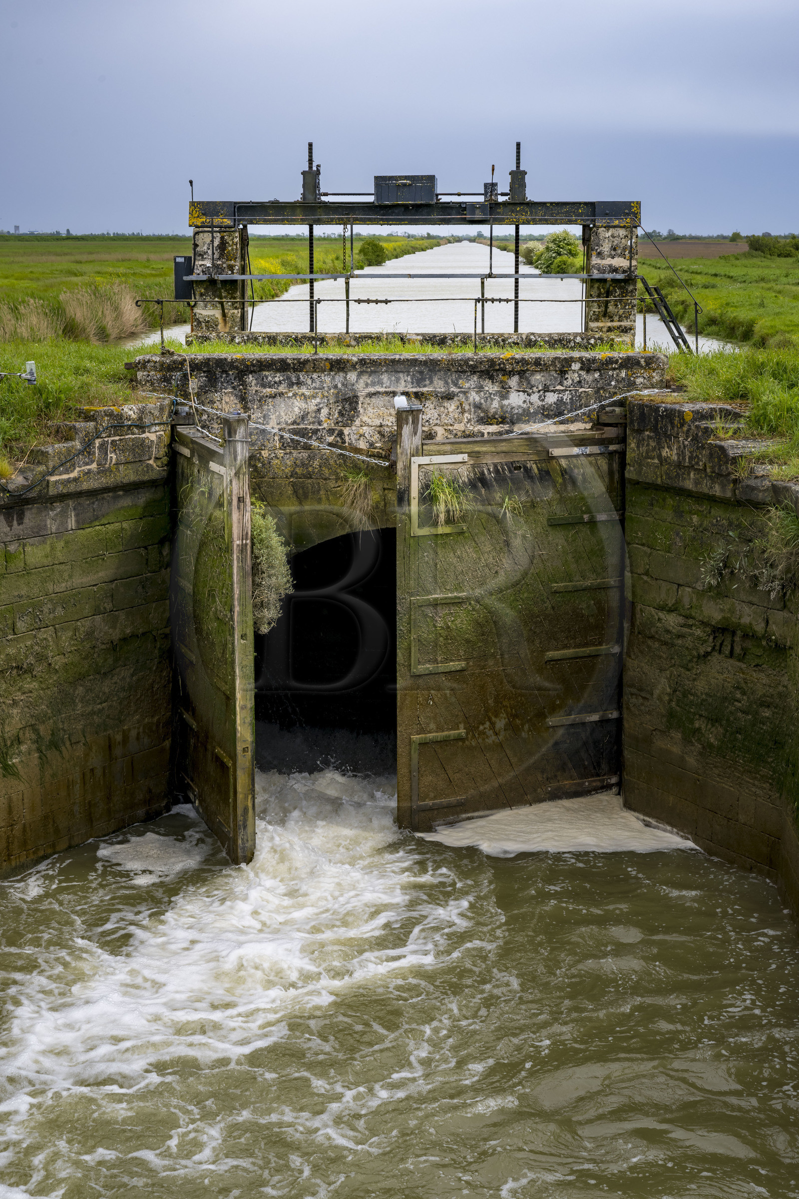 France, Charente-Maritime (17), Parc Interrégional du Marais Poitevin labellisé Grand Site de France, Charron, les écluses de Brault au bout du canal maritime de Marans à la mer et à l'embouchure de la Sèvre Niortaise