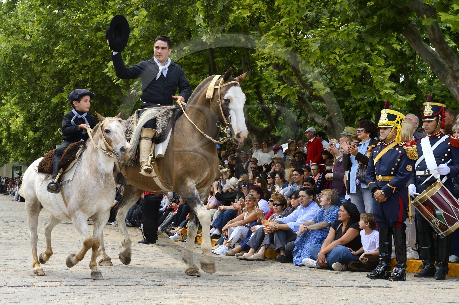 Argentine, province de Buenos Aires, San Antonio de Areco, fête du Jour de la Tradition (Dia de la Tradicion), défilé de gauchos, père et fils, à cheval en habit traditionnel