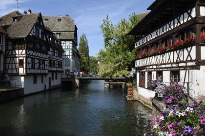 France, Bas-Rhin (67), Strasbourg, vieille ville classée au Patrimoine Mondial de l'UNESCO, quartier de la Petite France, le pont du Faisan sur un bras de l'Ill et la Maison des Tanneurs de 1572 (restaurant) à droite