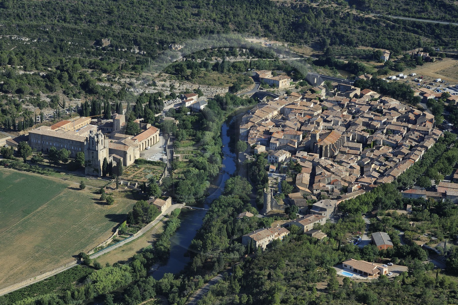 France, Aude (11), village de Lagrasse, labellisé Les Plus Beaux Villages de France, abbaye Sainte-Marie de Lagrasse (vue aérienne)