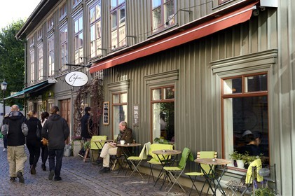 Suède, Västra Götaland, Göteborg (Gothenburg), quartier de Haga, terrasse de Café dans la rue Haga Nygata