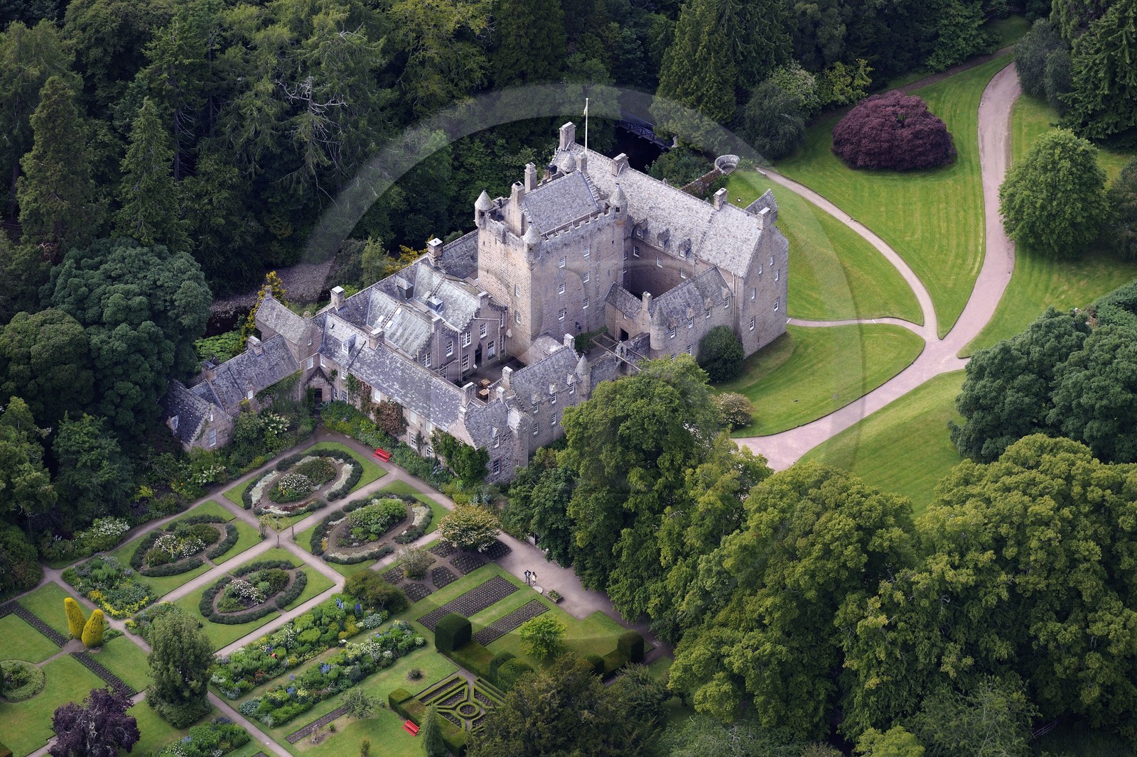 Royaume-Uni, Ecosse, Highland, chateau de Cawdor construit à la fin du XIVème siècle entouré de jardins (vue aérienne)