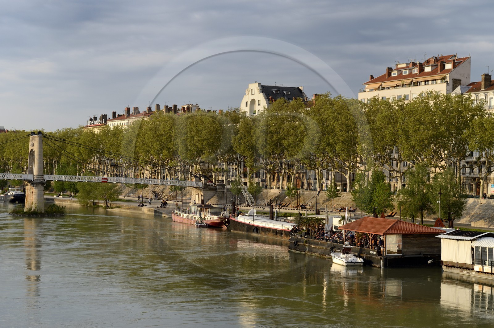 France, Rhône (69), Lyon, les berges du Rhône, Café péniche amarrée au quai Général Sarrail at la passerelle du Collège
