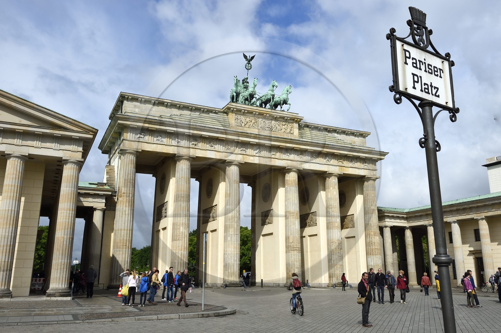 Allemagne, Berlin, Porte de Brandebourg sur l'avenue Under den Linden