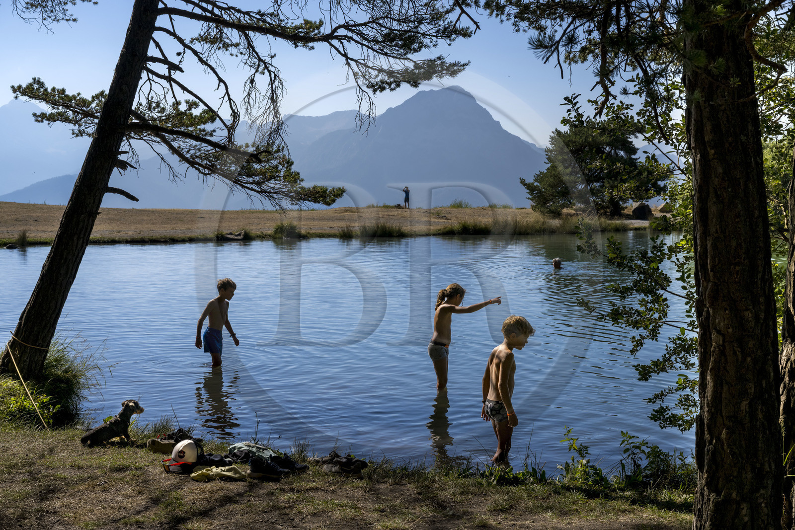 France, Hautes Alpes (05), Saint-Apollinaire, lac de Saint-Apollinaire (1452m) et le sommet du Pic de Morgon (2324 m) en arrière-plan