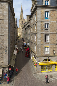 France, Ille-et-Vilaine (35), Côte d'Emeraude, Saint-Malo intra-muros, la cathédrale Saint-Vincent au bout de la Grand Rue