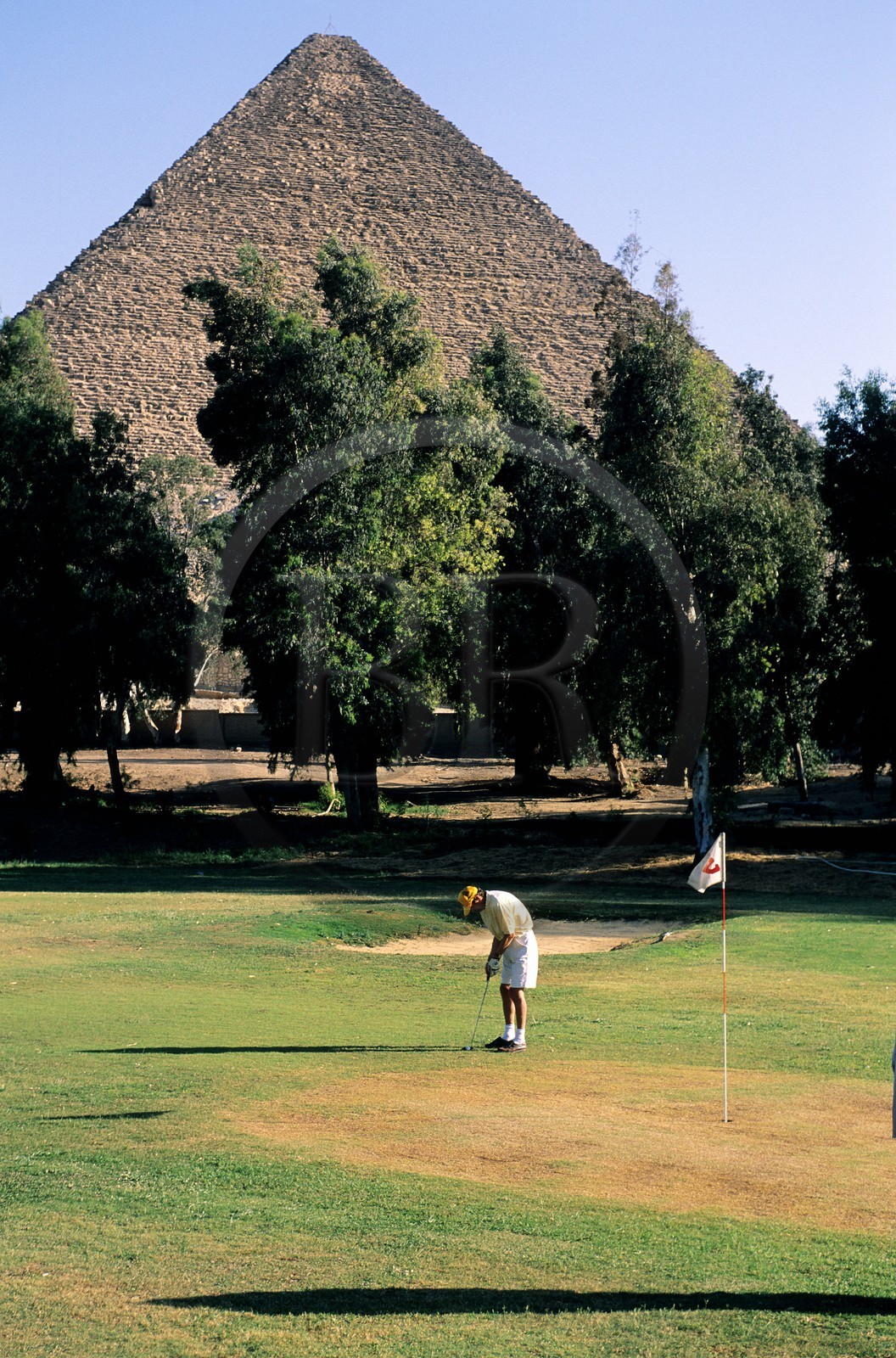 Egypte, Le Caire, pyramides de Giza (Gizeh) et terrain de golf
