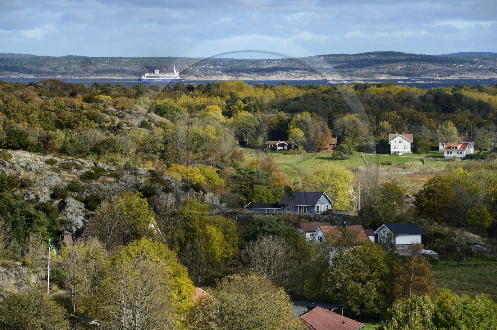Suède, Västra Götaland, Iles Koster, ferry en provenance de Stromstad au large de l'Ile vue du rocher de Valfjäll, la côte du continent en arrière plan